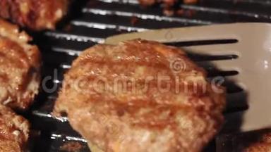 带有硬脆棕色外壳的多汁汉堡用<strong>不粘</strong>烤架在热<strong>煎</strong>锅上油炸。 沸腾的油溅